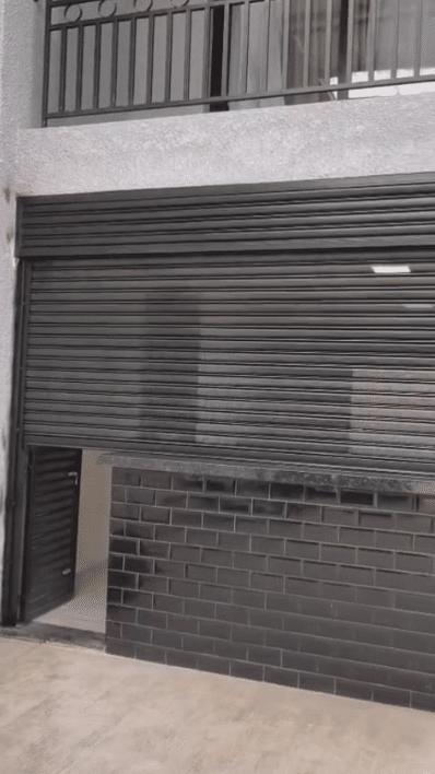 Porta de alumínio MMA instalada em ambiente comercial